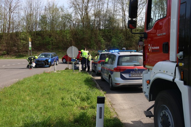 Aufrumarbeiten nach Kreuzungscrash zwischen zwei PKW auf Wallerner Strae in Pichl bei Wels