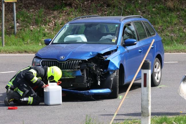 Aufrumarbeiten nach Kreuzungscrash zwischen zwei PKW auf Wallerner Strae in Pichl bei Wels
