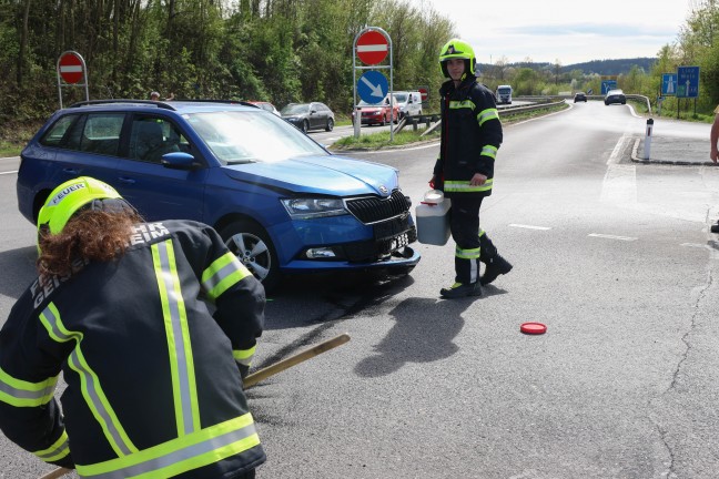 Aufrumarbeiten nach Kreuzungscrash zwischen zwei PKW auf Wallerner Strae in Pichl bei Wels