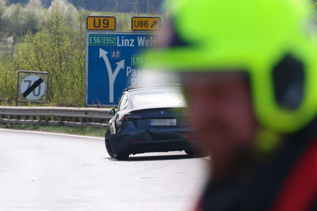 Aufrumarbeiten nach Kreuzungscrash zwischen zwei PKW auf Wallerner Strae in Pichl bei Wels