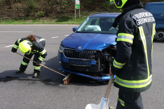 Aufrumarbeiten nach Kreuzungscrash zwischen zwei PKW auf Wallerner Strae in Pichl bei Wels