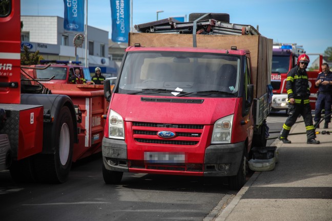 Gefahrstoffaustritt aus einem mit Sperrmll randvoll beladenen Pritschenwagen in Wels-Schafwiesen