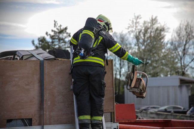 Gefahrstoffaustritt aus einem mit Sperrmll randvoll beladenen Pritschenwagen in Wels-Schafwiesen