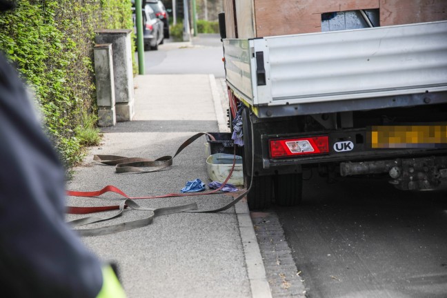 Gefahrstoffaustritt aus einem mit Sperrmll randvoll beladenen Pritschenwagen in Wels-Schafwiesen