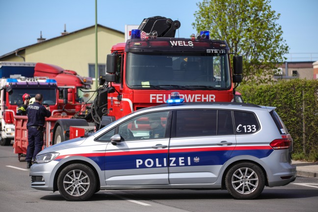 Gefahrstoffaustritt aus einem mit Sperrmll randvoll beladenen Pritschenwagen in Wels-Schafwiesen