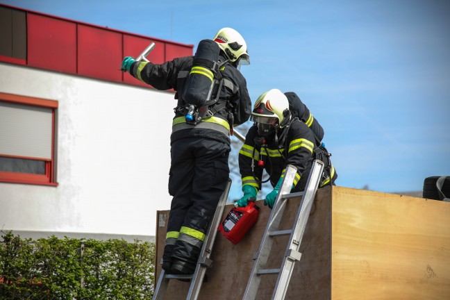 Gefahrstoffaustritt aus einem mit Sperrmll randvoll beladenen Pritschenwagen in Wels-Schafwiesen