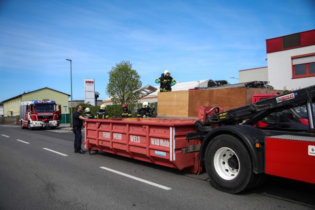 Gefahrstoffaustritt aus einem mit Sperrmll randvoll beladenen Pritschenwagen in Wels-Schafwiesen