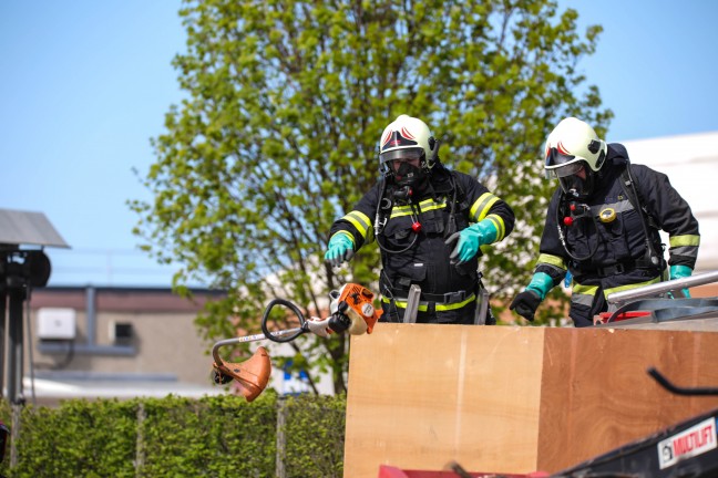 Gefahrstoffaustritt aus einem mit Sperrmll randvoll beladenen Pritschenwagen in Wels-Schafwiesen