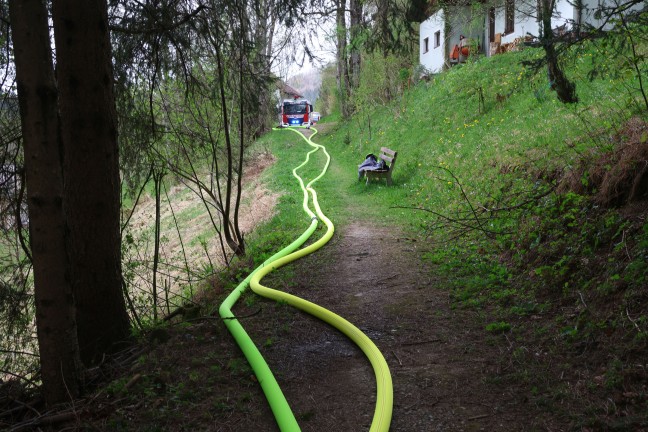 Fnf Feuerwehren bei grerem Waldbrand auf einem steilen Hang in Rosenau am Hengstpa im Einsatz