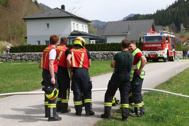 Fnf Feuerwehren bei grerem Waldbrand auf einem steilen Hang in Rosenau am Hengstpa im Einsatz