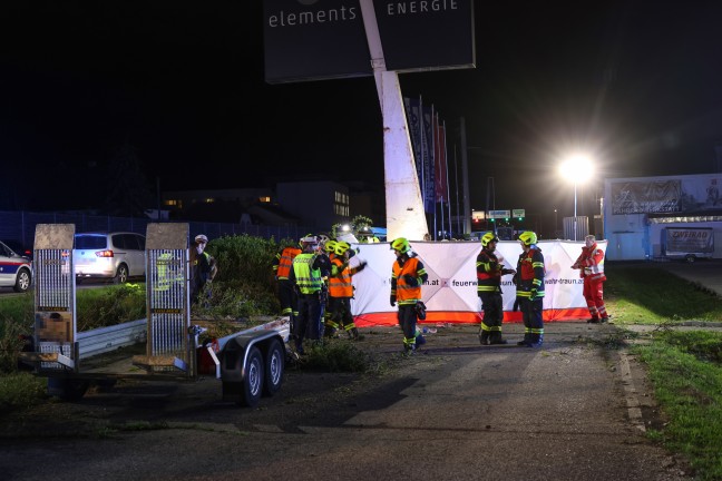 Tdlicher Crash: Auto bei folgenschwerem Unfall in Traun gegen Werbepylon geschleudert