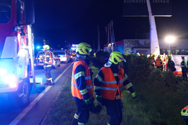 Tdlicher Crash: Auto bei folgenschwerem Unfall in Traun gegen Werbepylon geschleudert