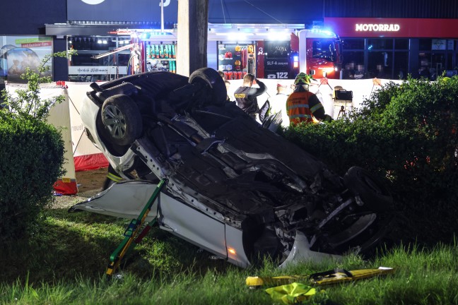 Tdlicher Crash: Auto bei folgenschwerem Unfall in Traun gegen Werbepylon geschleudert