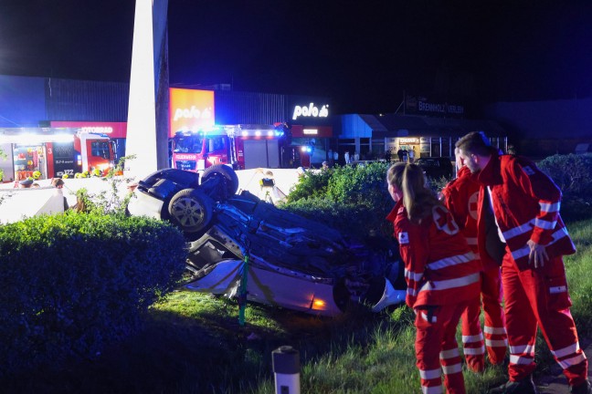 Tdlicher Crash: Auto bei folgenschwerem Unfall in Traun gegen Werbepylon geschleudert