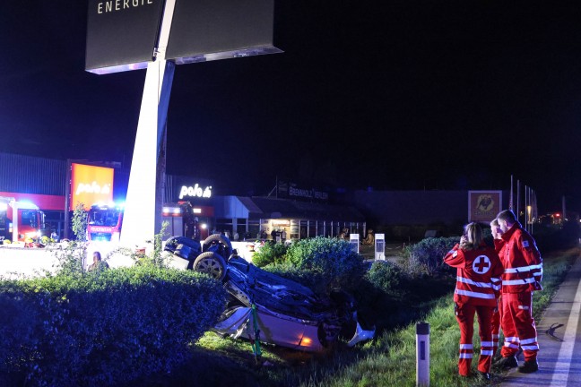 Tdlicher Crash: Auto bei folgenschwerem Unfall in Traun gegen Werbepylon geschleudert