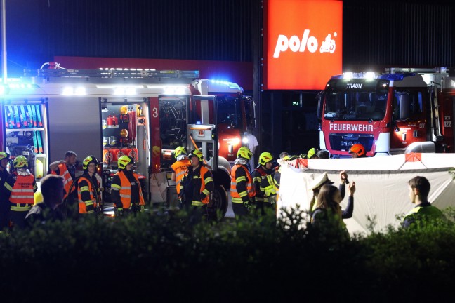 Tdlicher Crash: Auto bei folgenschwerem Unfall in Traun gegen Werbepylon geschleudert