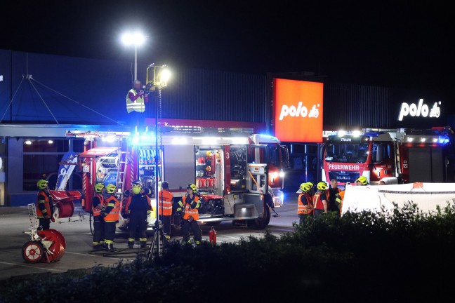 Tdlicher Crash: Auto bei folgenschwerem Unfall in Traun gegen Werbepylon geschleudert