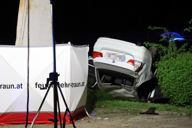 Tdlicher Crash: Auto bei folgenschwerem Unfall in Traun gegen Werbepylon geschleudert