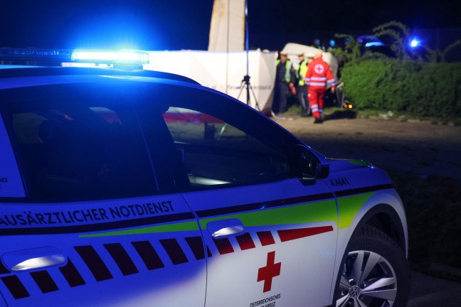 Tdlicher Crash: Auto bei folgenschwerem Unfall in Traun gegen Werbepylon geschleudert