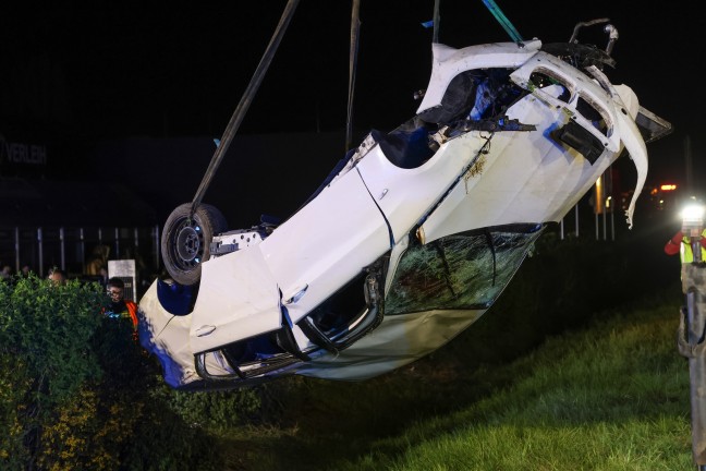 Tdlicher Crash: Auto bei folgenschwerem Unfall in Traun gegen Werbepylon geschleudert