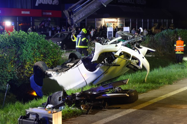 Tdlicher Crash: Auto bei folgenschwerem Unfall in Traun gegen Werbepylon geschleudert