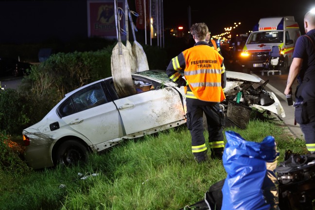 Tdlicher Crash: Auto bei folgenschwerem Unfall in Traun gegen Werbepylon geschleudert