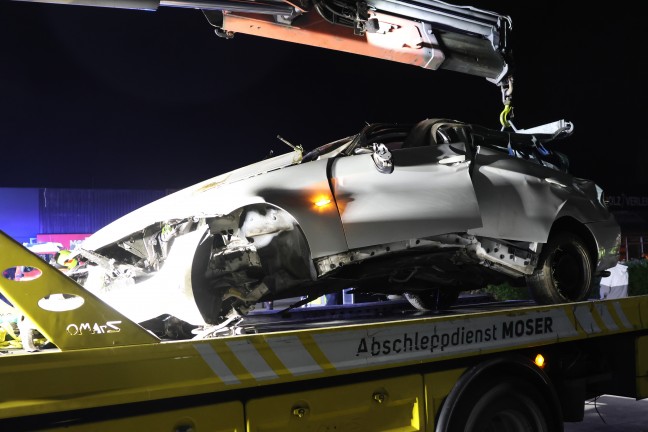 Tdlicher Crash: Auto bei folgenschwerem Unfall in Traun gegen Werbepylon geschleudert