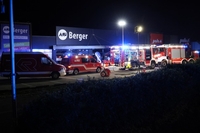 Tdlicher Crash: Auto bei folgenschwerem Unfall in Traun gegen Werbepylon geschleudert