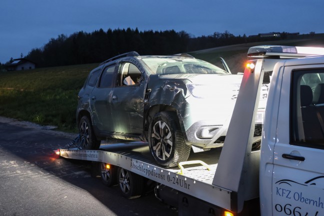 Auto in Seitenlage: PKW-Lenker bei Peuerbach von der Strae abgekommen