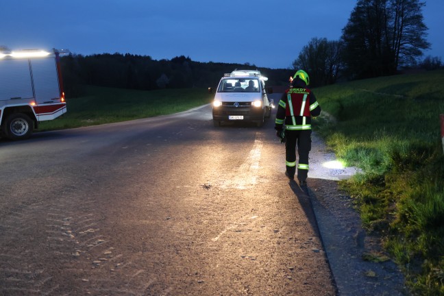 Auto in Seitenlage: PKW-Lenker bei Peuerbach von der Strae abgekommen