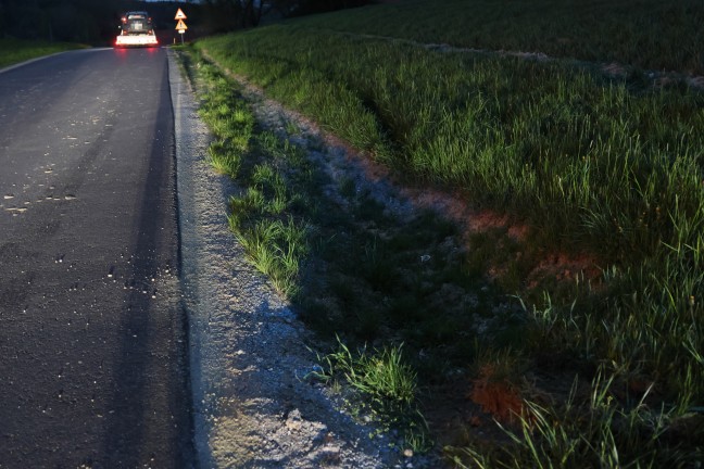 Auto in Seitenlage: PKW-Lenker bei Peuerbach von der Strae abgekommen