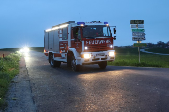 Auto in Seitenlage: PKW-Lenker bei Peuerbach von der Strae abgekommen