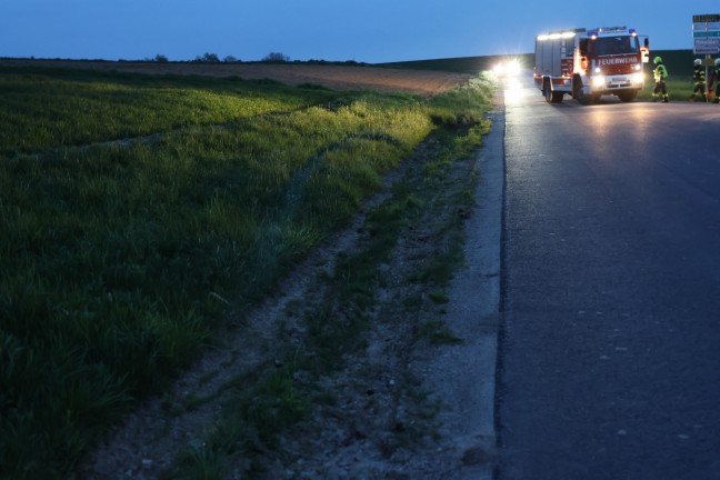 Auto in Seitenlage: PKW-Lenker bei Peuerbach von der Strae abgekommen