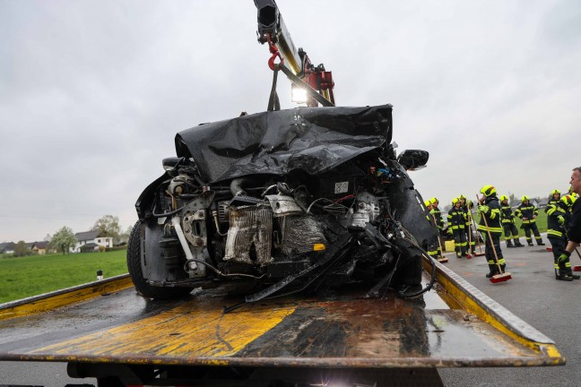 Frontalcrash zwischen zwei PKW auf Mauerkirchener Strae bei Moosbach