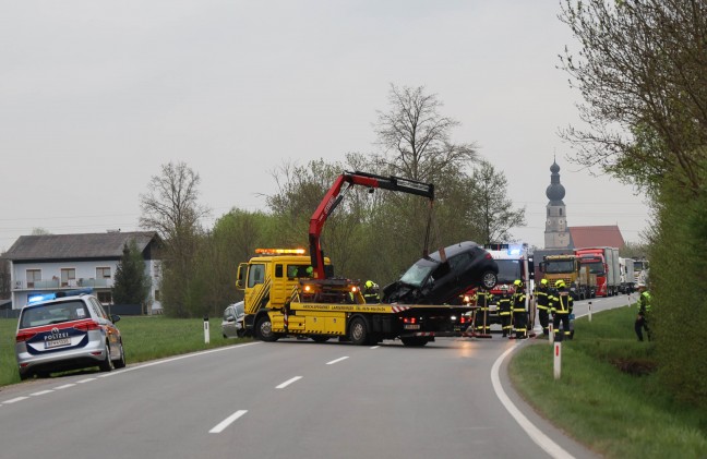Frontalcrash zwischen zwei PKW auf Mauerkirchener Strae bei Moosbach