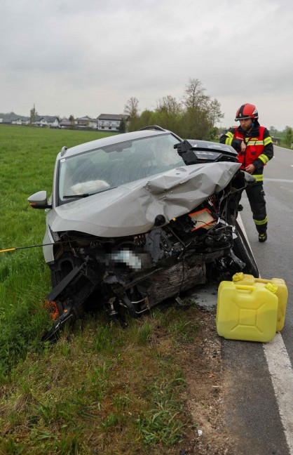 Frontalcrash zwischen zwei PKW auf Mauerkirchener Strae bei Moosbach