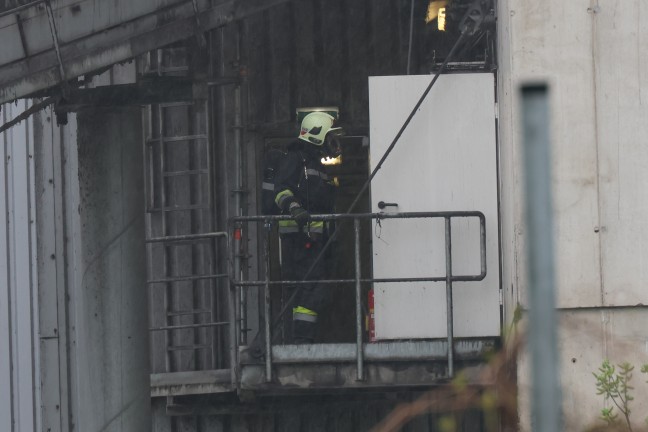 Brand bei einem Abfallverwertungsunternehmen in Wels-Schafwiesen sorgte fr Einsatz
