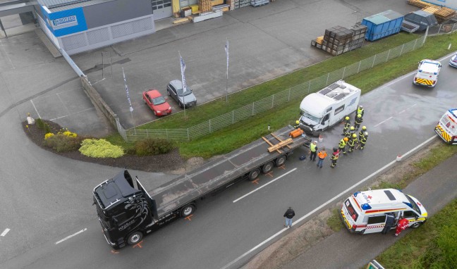 Folgenschwerer Auffahrunfall zwischen Wohnmobil und LKW in Helpfau-Uttendorf fordert vier Verletzte