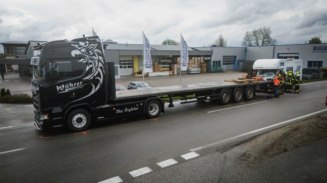 Folgenschwerer Auffahrunfall zwischen Wohnmobil und LKW in Helpfau-Uttendorf fordert vier Verletzte