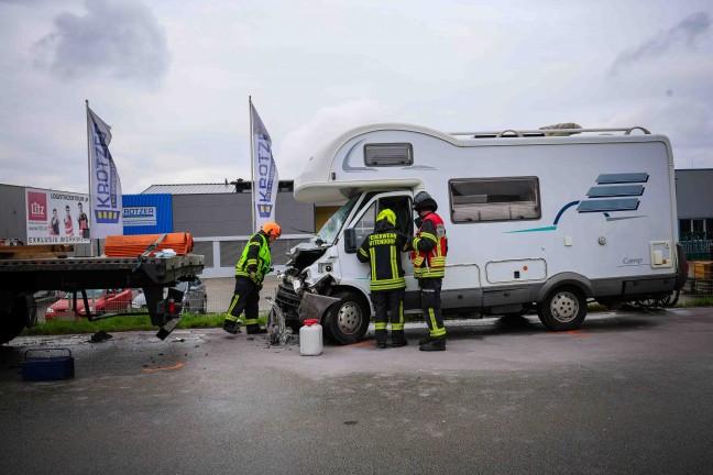 Folgenschwerer Auffahrunfall zwischen Wohnmobil und LKW in Helpfau-Uttendorf fordert vier Verletzte