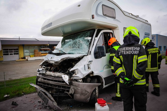 Folgenschwerer Auffahrunfall zwischen Wohnmobil und LKW in Helpfau-Uttendorf fordert vier Verletzte