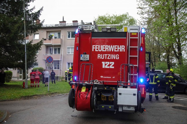 Vier Feuerwehren bei Balkonbrand an einem Mehrparteienwohnhaus in Hrsching im Einsatz
