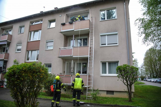 Vier Feuerwehren bei Balkonbrand an einem Mehrparteienwohnhaus in Hrsching im Einsatz
