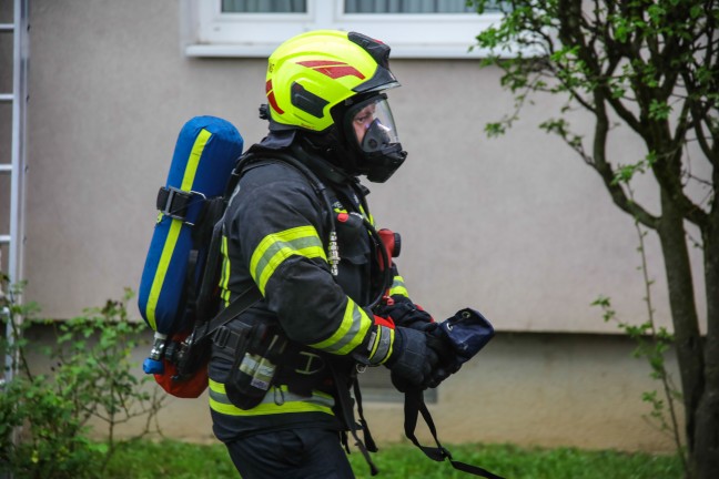 Vier Feuerwehren bei Balkonbrand an einem Mehrparteienwohnhaus in Hrsching im Einsatz