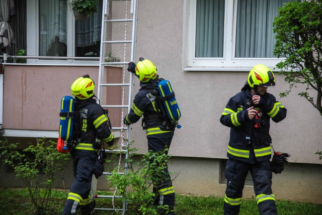 Vier Feuerwehren bei Balkonbrand an einem Mehrparteienwohnhaus in Hrsching im Einsatz