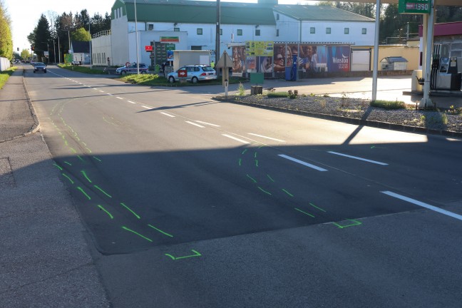 Kollision zwischen PKW und Streifenwagen auf Gmundener Strae in Edt bei Lambach