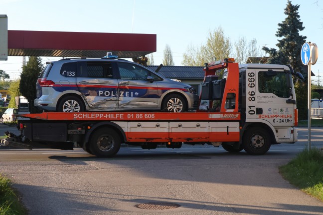 Kollision zwischen PKW und Streifenwagen auf Gmundener Strae in Edt bei Lambach