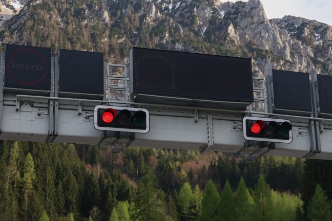 Drei teils Schwerverletzte bei Verkehrsunfall auf Pyhrnautobahn im Bosrucktunnel bei Spital am Pyhrn