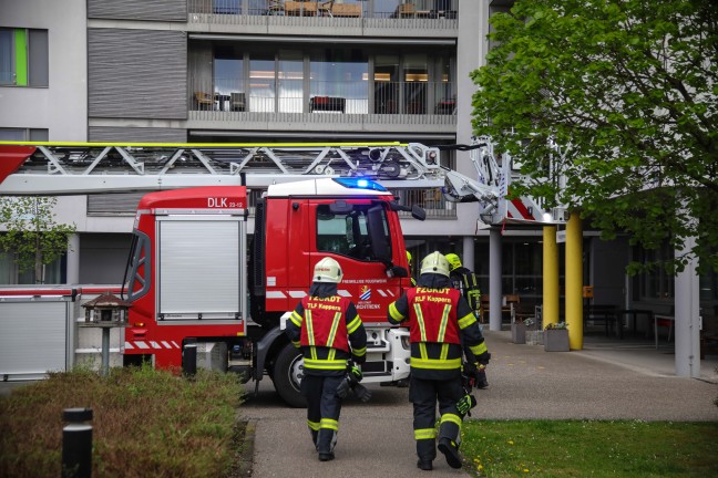 Brandverdacht: Gemeldete Rauchentwicklung im Dachbereich eines Altenheims in Marchtrenk