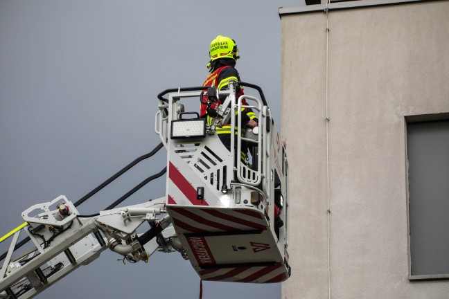 Brandverdacht: Gemeldete Rauchentwicklung im Dachbereich eines Altenheims in Marchtrenk